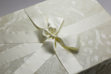 Die Accessoires-Boxen Creamy Ornaments werden mit passender Satinschleife kombiniert